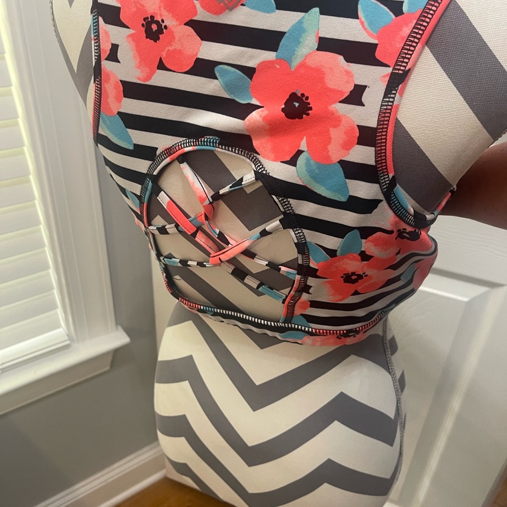 ZELOS Floral Striped Sports Bra - Black, White, Pink, Blue - Picture 5 of 13